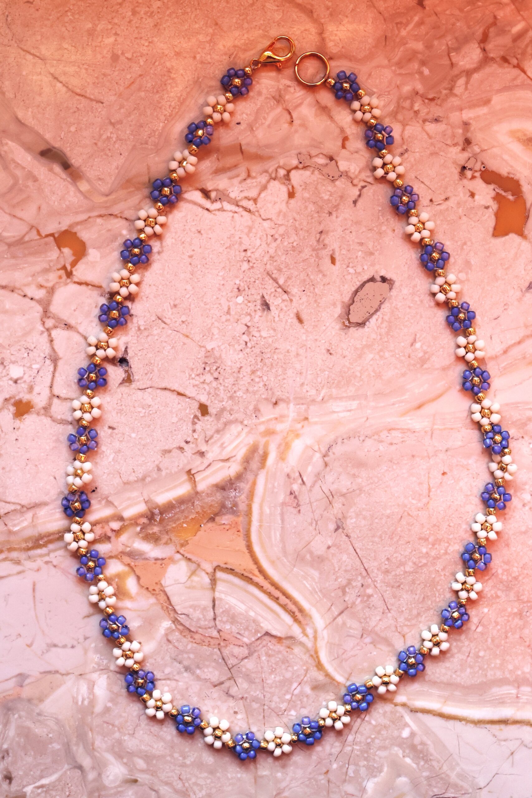 choker w stokrotki