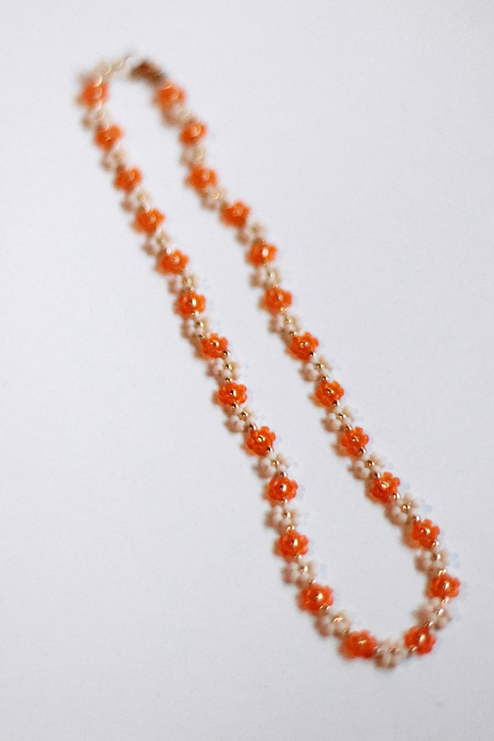Choker w stokrotki